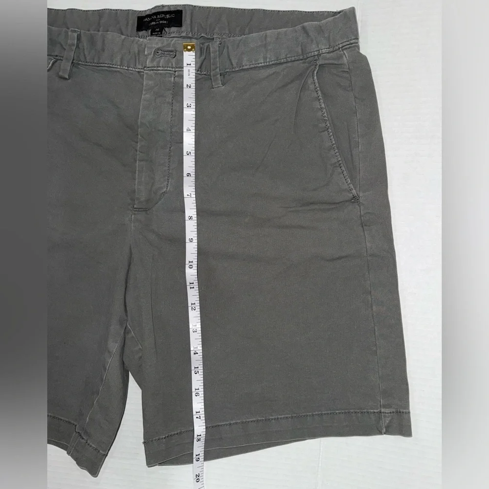 Banana Republic Men’s Gray Flat Front Chino Shorts Size 36 Live-In Short Casual